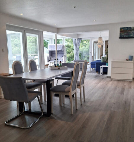 Essbereich mit dahinterliegendem Wohnzimmer